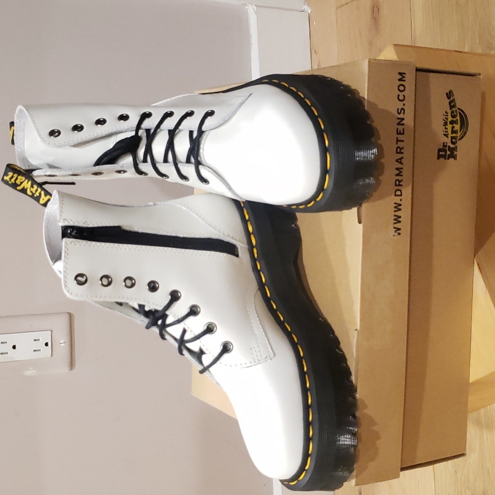 New w/box Jadon white smooth leather platform 8-eye side zip sz 7 U.S.